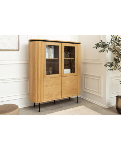Vitrine ATHOS 140 cm – Aspect Chêne Naturel & Pieds Design Noir :  La pièce maîtresse qui impose le style.