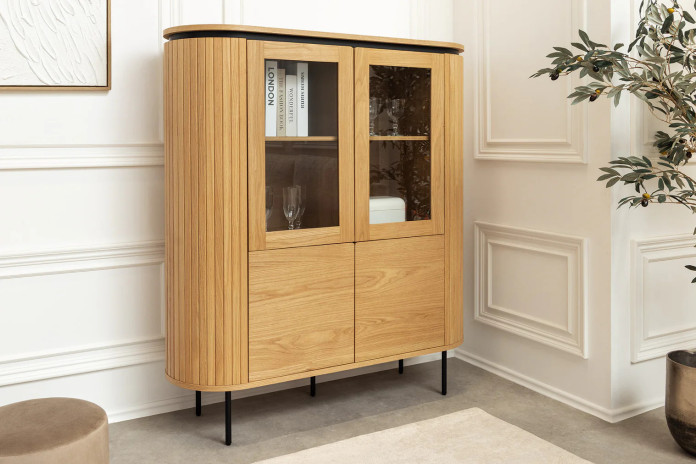 Vitrine ATHOS 140 cm – Aspect Chêne Naturel & Pieds Design Noir :  La pièce maîtresse qui impose le style.