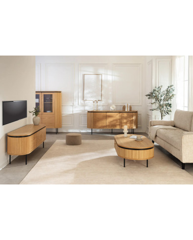 Vitrine ATHOS 140 cm – Aspect Chêne Naturel & Pieds Design Noir :  La pièce maîtresse qui impose le style.