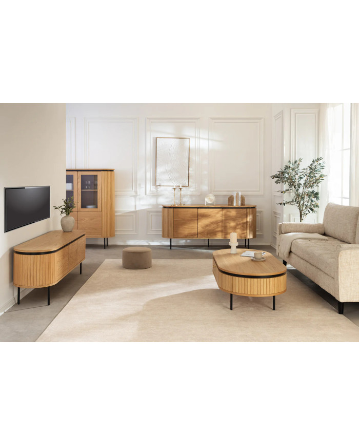 Vitrine ATHOS 140 cm – Aspect Chêne Naturel & Pieds Design Noir :  La pièce maîtresse qui impose le style.