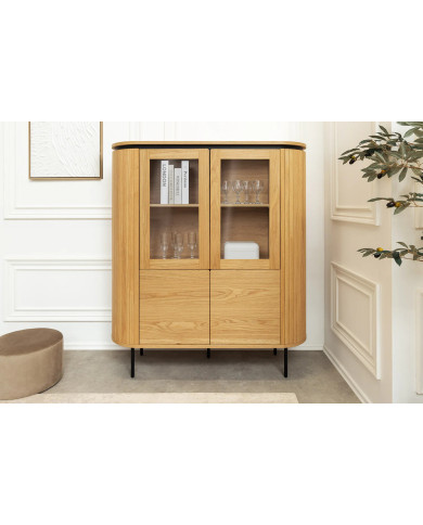 Vitrine ATHOS 140 cm – Aspect Chêne Naturel & Pieds Design Noir :  La pièce maîtresse qui impose le style.