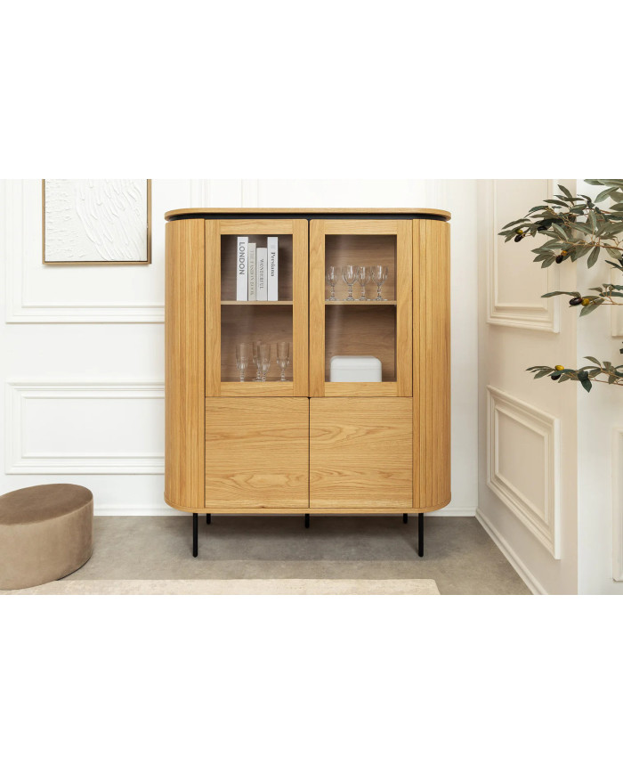Vitrine ATHOS 140 cm – Aspect Chêne Naturel & Pieds Design Noir :  La pièce maîtresse qui impose le style.