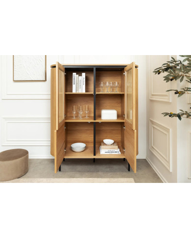 Vitrine ATHOS 140 cm – Aspect Chêne Naturel & Pieds Design Noir :  La pièce maîtresse qui impose le style.