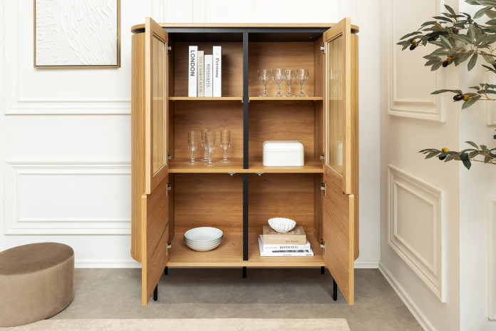 Vitrine ATHOS 140 cm – Aspect Chêne Naturel & Pieds Design Noir :  La pièce maîtresse qui impose le style.