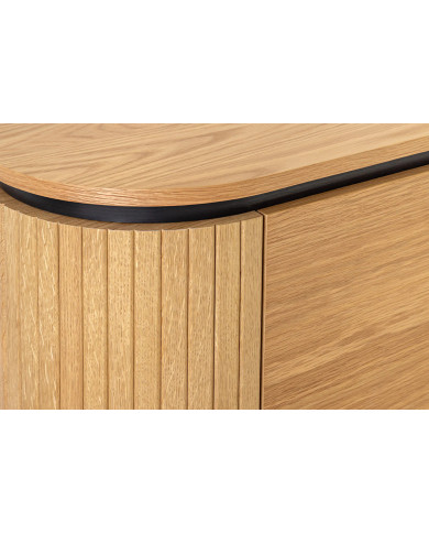 Vitrine ATHOS 140 cm – Aspect Chêne Naturel & Pieds Design Noir :  La pièce maîtresse qui impose le style.