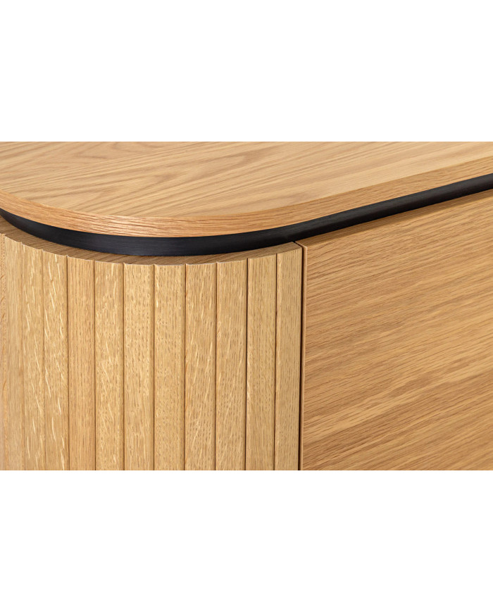 Vitrine ATHOS 140 cm – Aspect Chêne Naturel & Pieds Design Noir :  La pièce maîtresse qui impose le style.