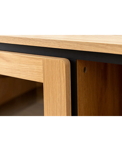 Vitrine ATHOS 140 cm – Aspect Chêne Naturel & Pieds Design Noir :  La pièce maîtresse qui impose le style.