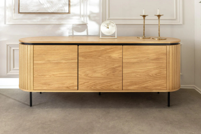 Buffet ATHOS 160 cm — Chêne Naturel & Pieds Noirs métal  Le meuble qui impose l’ordre. Le style en plus.