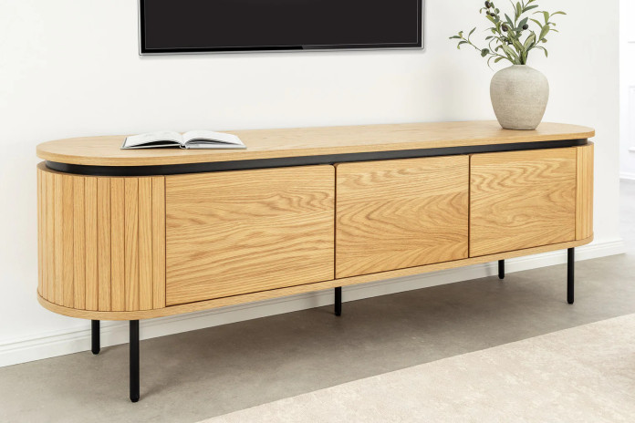 Meuble TV ATHOS 160 cm — Chêne Naturel & Pieds Noirs Métal  : Style massif, lignes maîtrisées.