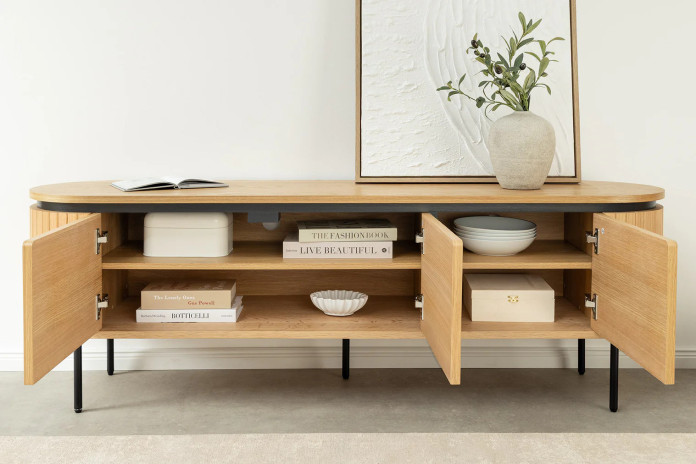 Meuble TV ATHOS 160 cm — Chêne Naturel & Pieds Noirs Métal  : Style massif, lignes maîtrisées.