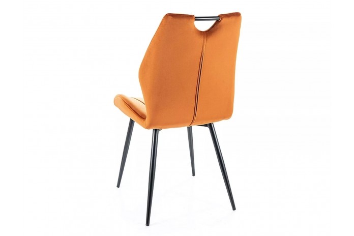 Chaise rembourrée en tissu ou velours pieds et poignée en métal Arco