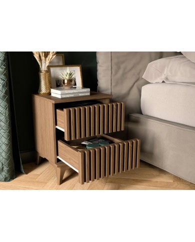 Table de chevet Entan chêne artisanal : la fonctionnalité rencontre le style.