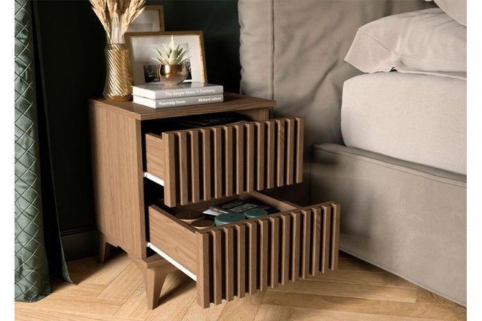Table de chevet Entan chêne artisanal : la fonctionnalité rencontre le style.