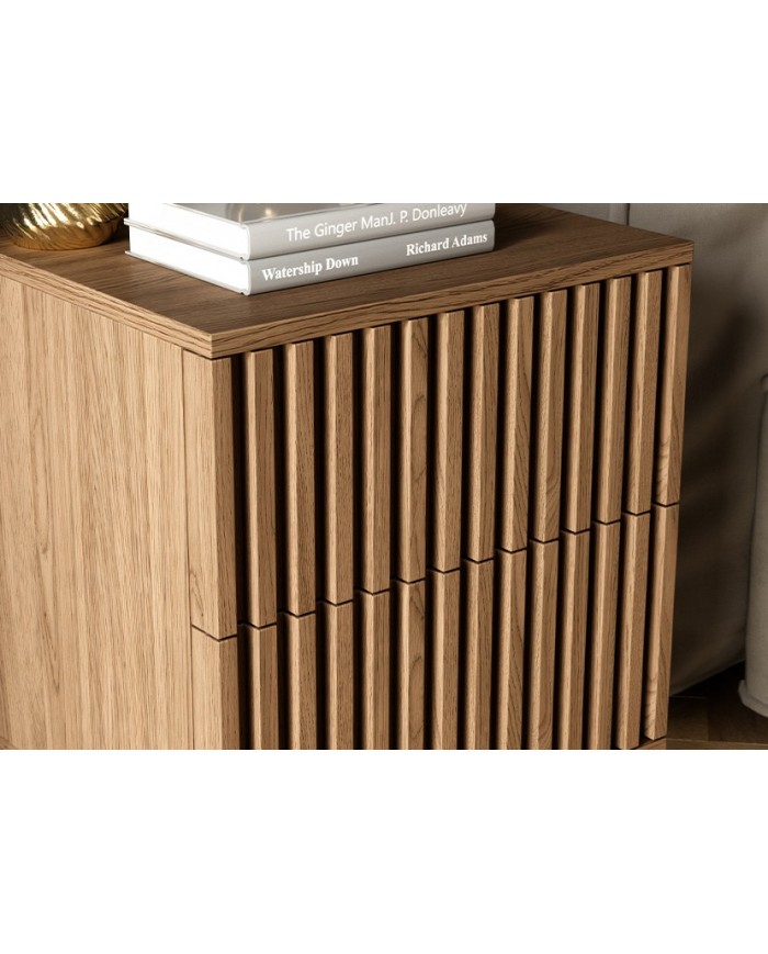 Table de chevet Entan chêne artisanal : la fonctionnalité rencontre le style.