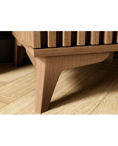 Table de chevet Entan chêne artisanal : la fonctionnalité rencontre le style.