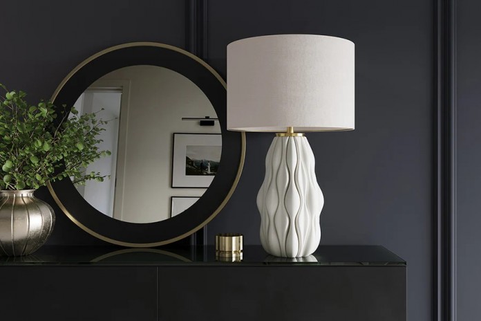 Lampe de Table Design Ondara – Céramique Blanche & Doré – Abat-jour Blanc – Hauteur 65 cm – Élégance Moderne