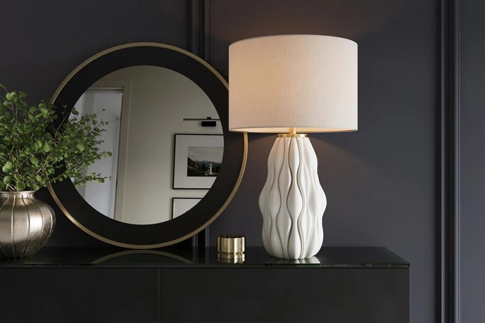 Lampe de Table Design Ondara – Céramique Blanche & Doré – Abat-jour Blanc – Hauteur 65 cm – Élégance Moderne